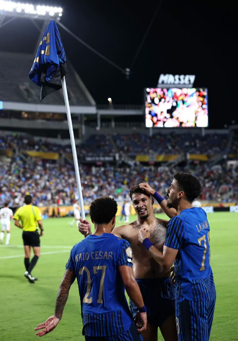 欧宝体育关于赛地聚焦：亚冠国际比赛日热度飙升，曼城篮板制胜，引发热议，临场指挥获称赞的信息